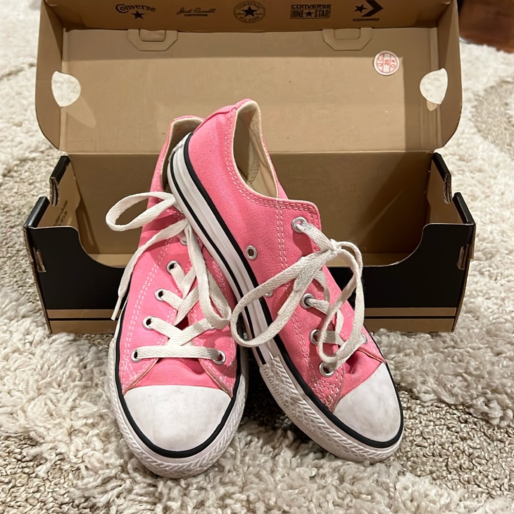 Pink low top converse